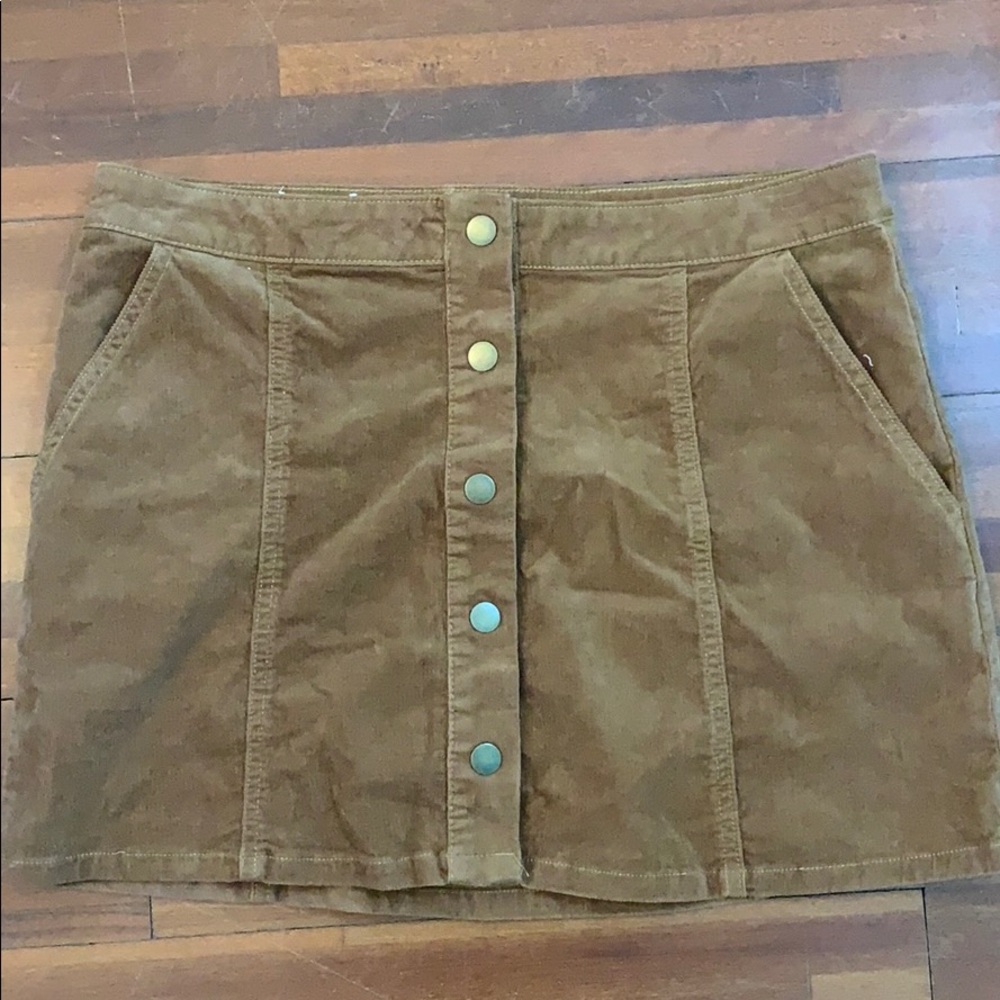 Skirt with buttons down front and front pockets